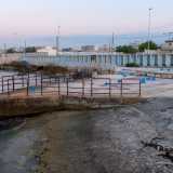 ...degrada poi verso l�Adriatico l� dove � presente l�accesso principale al mare